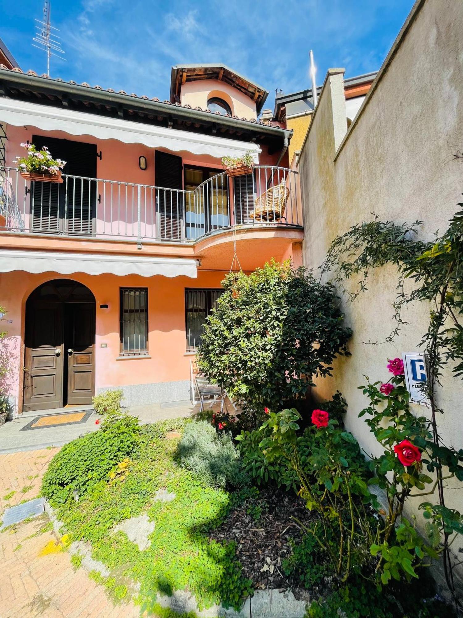 Casa Caroli, Charme E Comfort Nel Cuore Di Alba Exterior photo